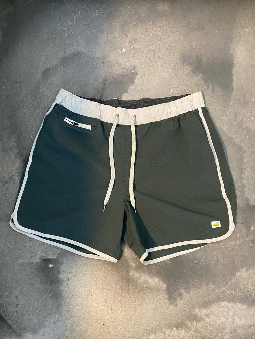 Vuori Banks Dark Green Drawstring Athletic Shorts with Contrast 5” Sz M Men’s